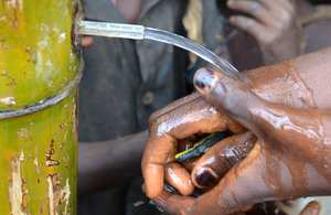 Children in Kasai Orientale, DR Congo, washing their hands using a low-tech water system.