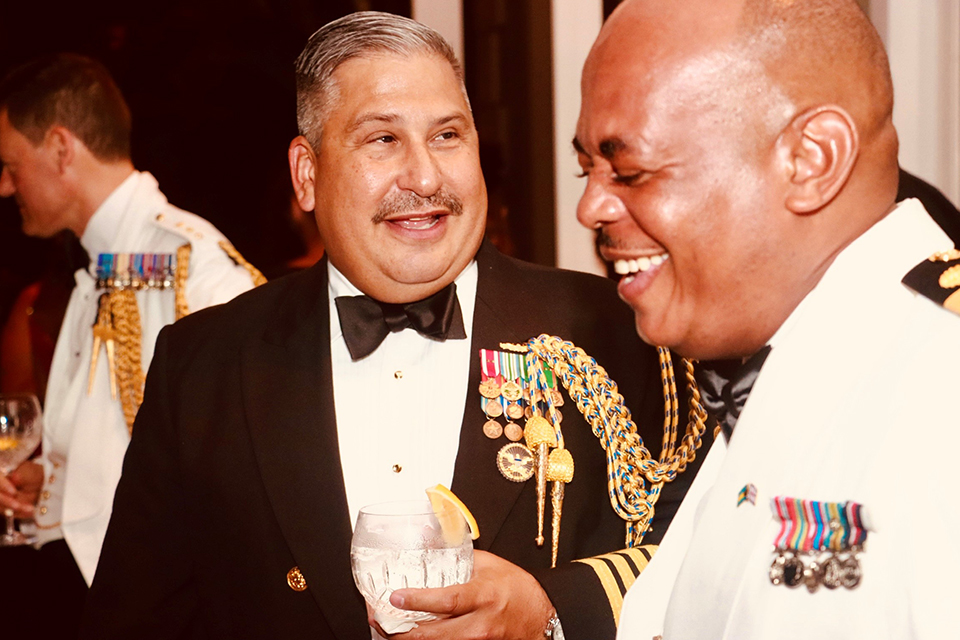 Капитан Грегг Геллман, старший атташе по вопросам обороны посольства США, командующий Королевскими силами обороны Багамских островов на мероприятии