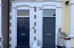 Две главные входные двери в викторианские дома с террасами