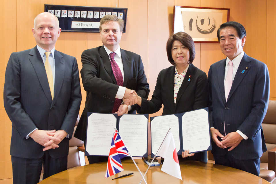 British Foreign Secretary William Hague  and MEXT Minister Hakubun Shimomura witness an MOU signing between MEXT and British Council on English language training.