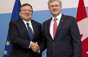 European Commission President Jose Manuel Barroso and Canadian Prime Minister Stephen Harper shaking hands