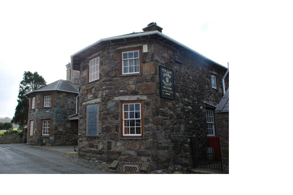 Exterior of the Grade-II listed Ty’n Llan pub in Llandwrog