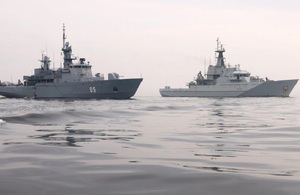 Тренировка HMS Mersey с кораблем ВМС Финляндии в Балтийском море
