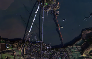 Спутниковый снимок мостов через водную гладь.