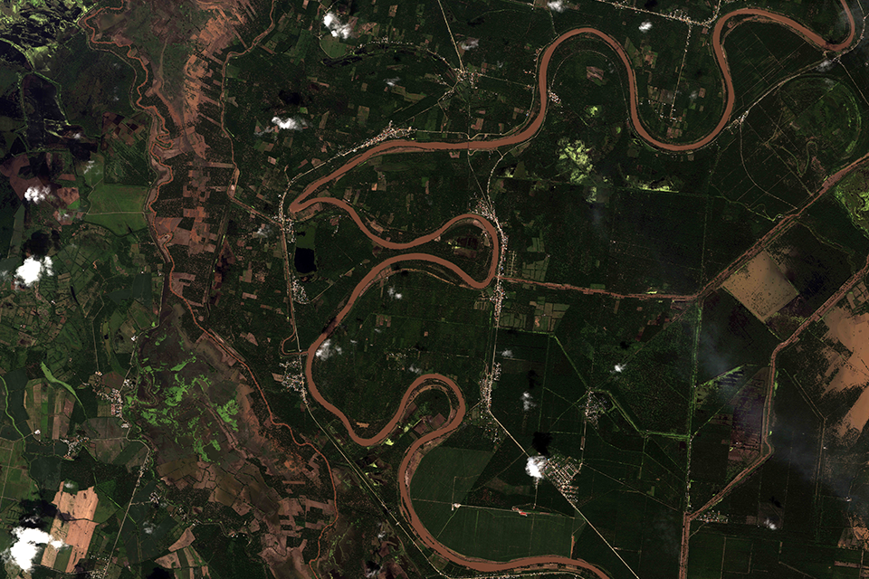 Спутниковый снимок, показывающий извилистую реку и наводнения