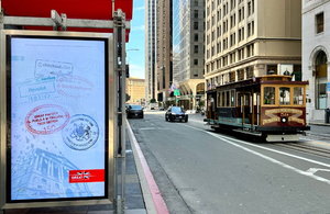 Агитационный плакат «ОТЛИЧНЫЙ» на автобусной остановке на Американ-стрит.