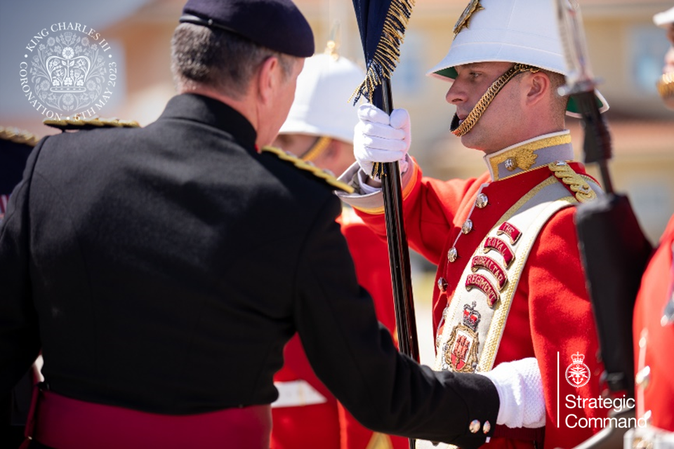 Цветная партия Королевского гибралтарского полка проходит последнюю проверку перед отъездом для выполнения церемониальных обязанностей коронации в Великобритании.