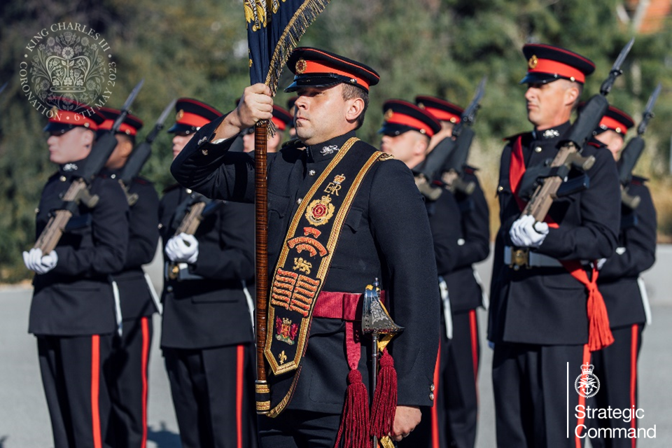 Солдаты полка герцога Ланкастерского проводят последний смотр в Эпископи, Кипр.
