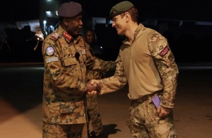 Командир 40 коммандос обменивается рукопожатием с генерал-майором Тилалом, суданским командующим в Вади-Сейдна, перед тем, как покинуть аэродром.
