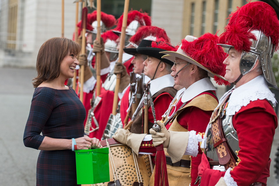 Lorraine Kelly talking to the Pikemen and Musketeers of the Honourable Artillery Company