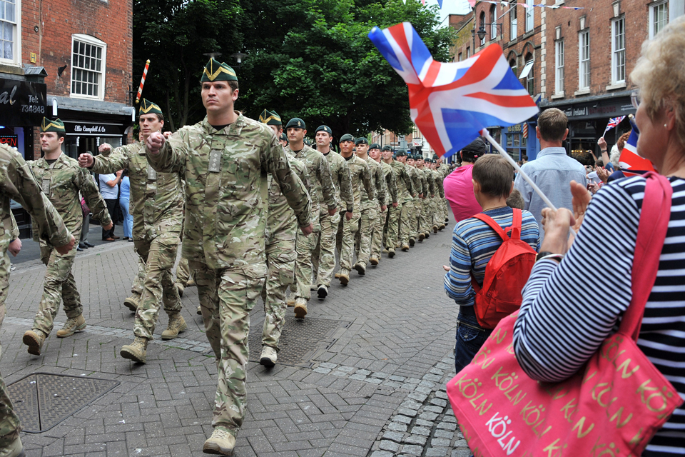 Crowds cheer as soldiers march through Worcester