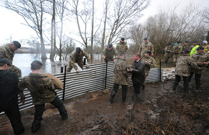 Armed Forces Minister Mark Francois helping soldiers from 7 RIFLES with the flood relief effort in Burghfield [Picture: Shane Wilkinson, Crown copyright]