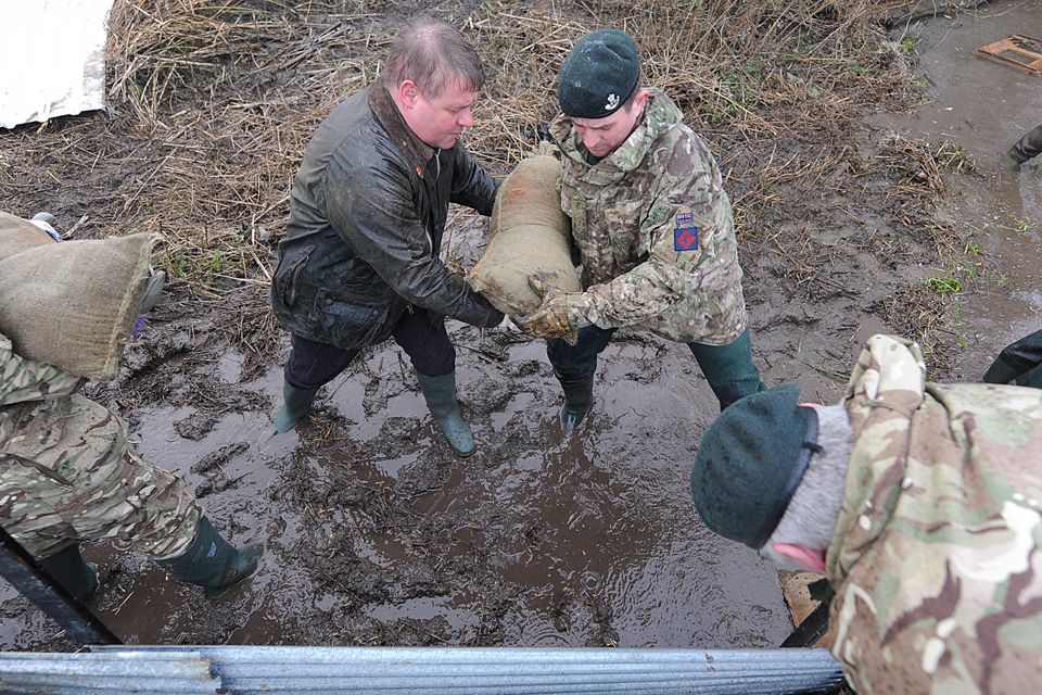 Mark Francois with soldiers from 7 RIFLES 