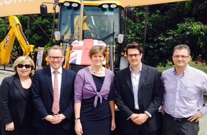 Barbara Woodward, Director-General for Economic and Consular issues (Centre)