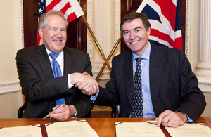 UK defence minister Philip Dunne (right) signs a communiqué with US defence minister Frank Kendall [Picture: Crown copyright]