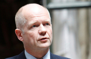 William Hague ratifica el ratifica el Tratado sobre el comercio de armas