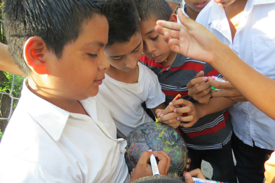 Kids from Centro Escolar "Las Flores" signing The Ball