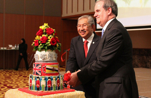 Yang Berhormat Pehin Orang Kaya Laila Setia Dato Seri Setia Haji Abd Rahman bin Haji Ibrahim and His Excellency David Campbell cutting the cake