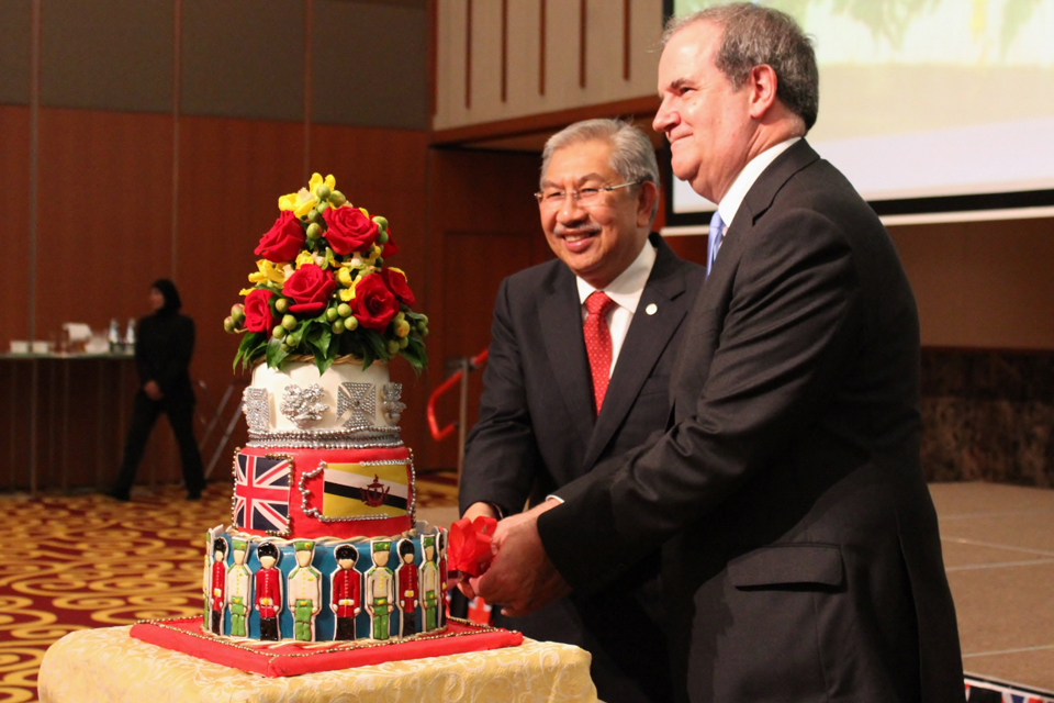 Yang Berhormat Pehin Orang Kaya Laila Setia Dato Seri Setia Haji Abd Rahman bin Haji Ibrahim and His Excellency David Campbell cutting the cake