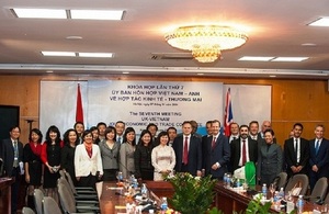 Minister without portfolio Grant Shapps and Vice Minister of Industry and Trade Ho Thi Kim Thoa at the plenary session of JETCO 7