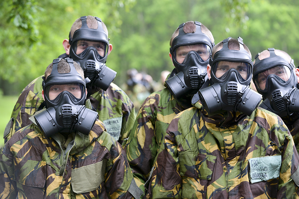 Army recruits wearing the new general service respirator