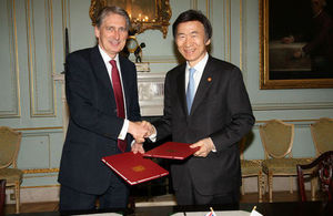 Foreign Secretary Philip Hammond (left) and Republic of Korea Foreign Minister Yun Byung-se