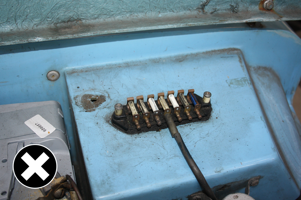 Not allowed: non insulated terminals and insecure wiring.