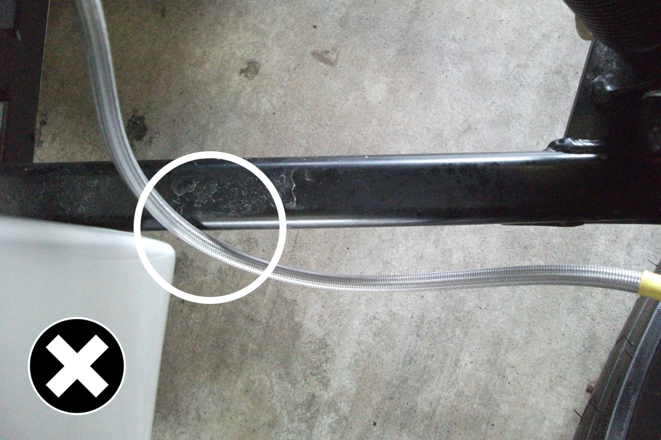 Not allowed: flexible brake hose rubbing against the suspension arms.