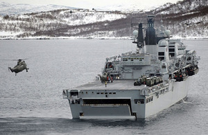 A Sea King helicopter approaches HMS Bulwark