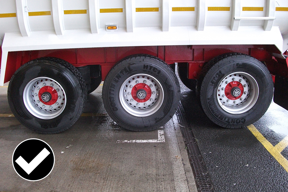 Large mudguard with spray at the rear axle.