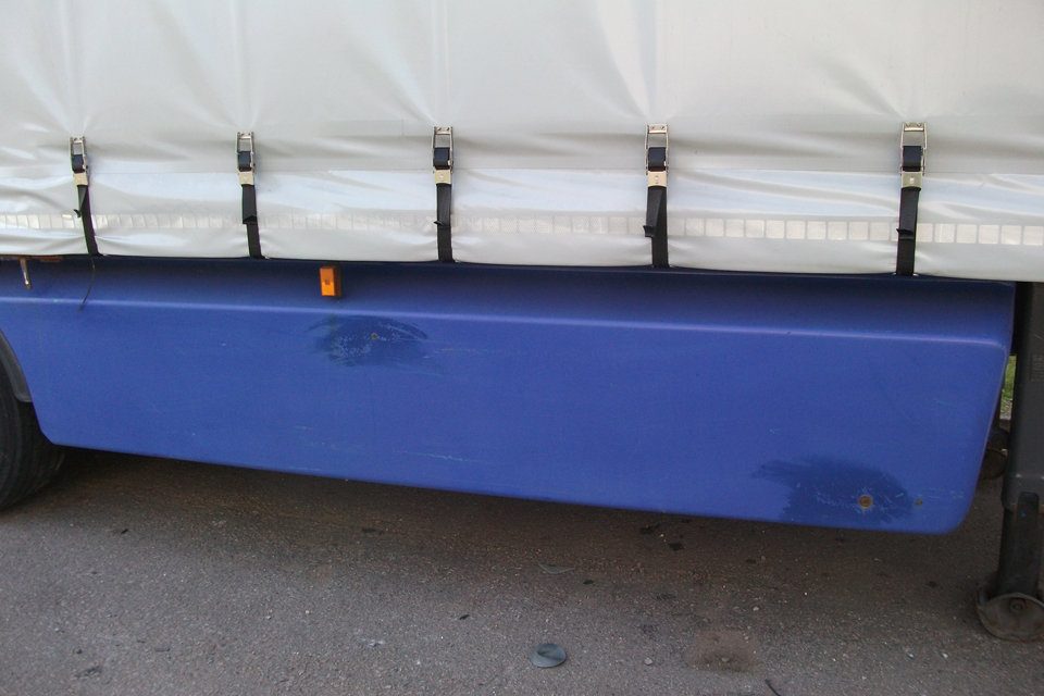 The side guard can be a solid structure.