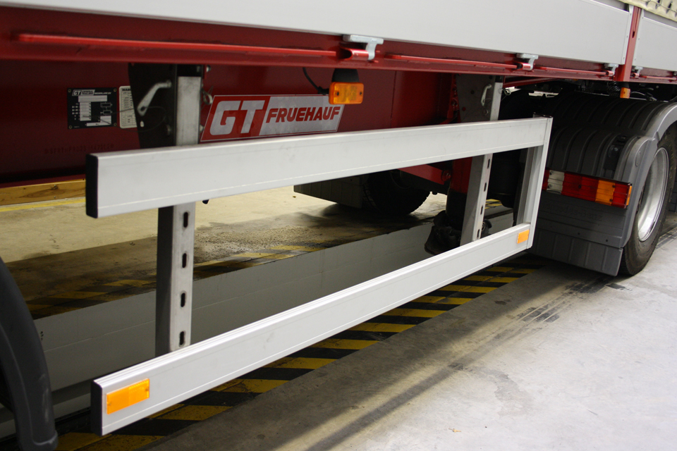 The side guard can be a separate unit with rails and uprights.