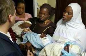 Grant Shapps meets with mothers in Nigeria