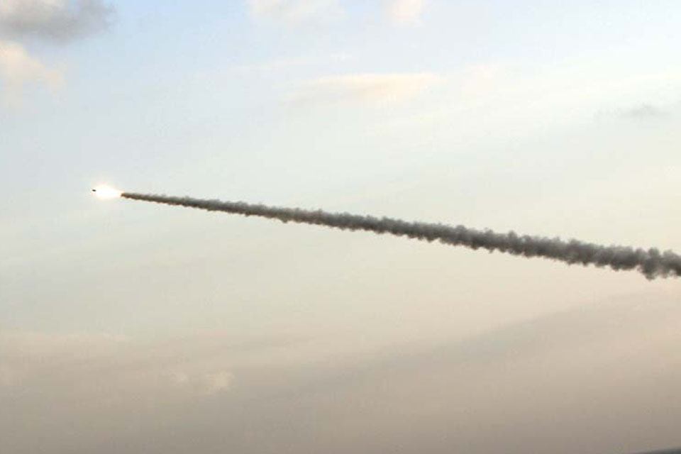 A Sea Dart missile in mid-flight towards its target