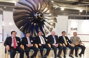 The Vietnamese delegation visited the Rolls-Royce aircraft engine factory in Derby.