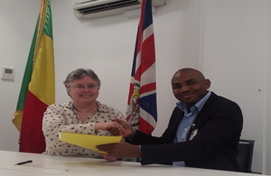 Ambassador Jo Adamson and Mohamed Keita, Managing Director of Bamako Impact Hub shaking hands