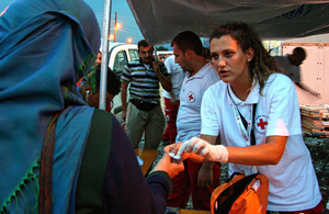 A Red Cross doctor provides medical attention to a migrant entering Macedonia from Greece. Photo: John Engedal Nissen / Danish Red Cross