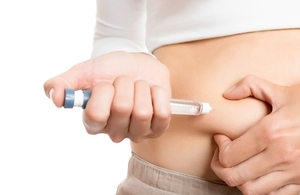 Lady taking insulin in tummy