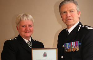 Ch Insp Lynne Blackburn receives her commendation from the Chief Constable