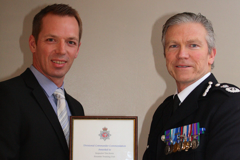 The Chief Constable presents Insp Tim Ferris with his award