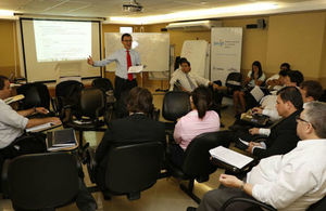 Javier Encincas en charla con los funcionarios del Gobierno (credit: La Nacion)