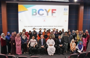 David Campbell, British High Commissioner to Brunei Darussalam and Sheikh Ahmed bin Hashel bin Rashed bin Hashel Al-Maskari, Ambassador of the Sultanate of Oman to Brunei Darussalam and Chevening Alumnus in a group photo with the forum participants