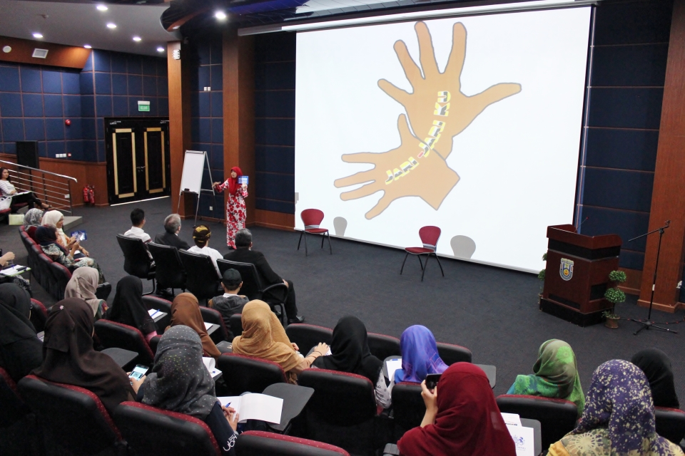 Chevening Alumnus Dr Hjh Norbayah giving her session entitled "Jari-Jari Ku / Sign with Me"