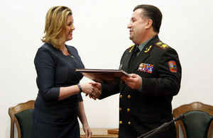 Armed Forces Minister Penny Mordaunt and Minister of Defence of Ukraine General of the Army Stepan Poltorak sign the MOU in Kyiv. Picture: Ministry of Defence of Ukraine