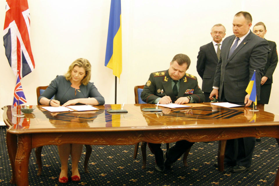 Armed Forces Minister Penny Mordaunt and Minister of Defence of Ukraine General of the Army Stepan Poltorak sign the MOU in Kyiv. Picture: Ministry of Defence of Ukraine