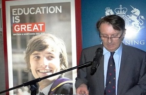 Embajador británico John Saville durante el lanzamiento de la Asociación Chevening Alumni de Venezuela