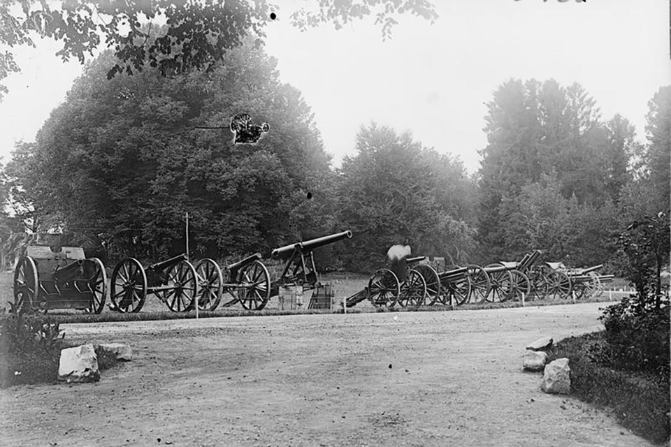 Guns captured in the Battles of the Somme, in the grounds of Querrieu Chateau, 4th Army H.Q.