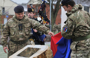 Lieutenant Colonel Andrew Dawes and Brigadier Will Bramble unveil a plaque