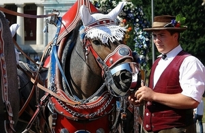 Coachman in traditional dress with his horse, By Hullbr3ach [CC-BY-SA-2.5 (http://creativecommons.org/licenses/by-sa/2.5)], via Wikimedia Commons