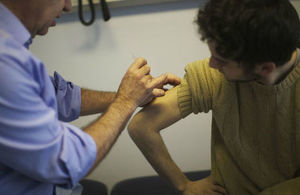 meningitis vaccinated freshers jab urged septicaemia gov being withdrawn